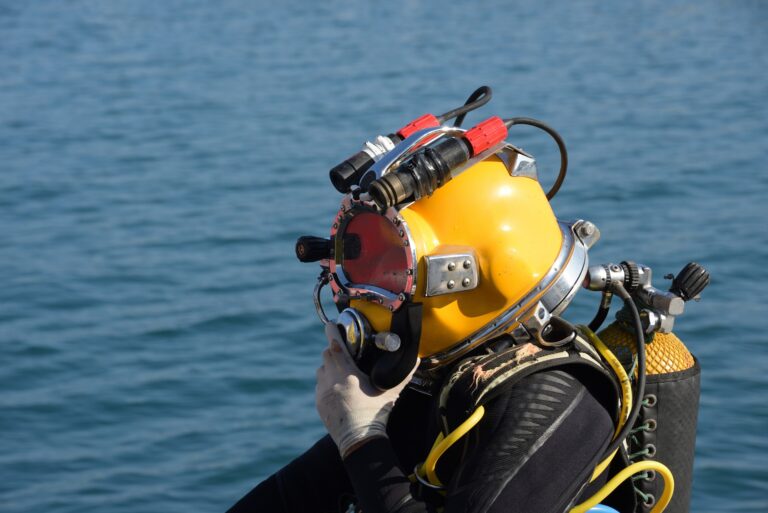 commercial-diver-g6089fd8ea_1920
