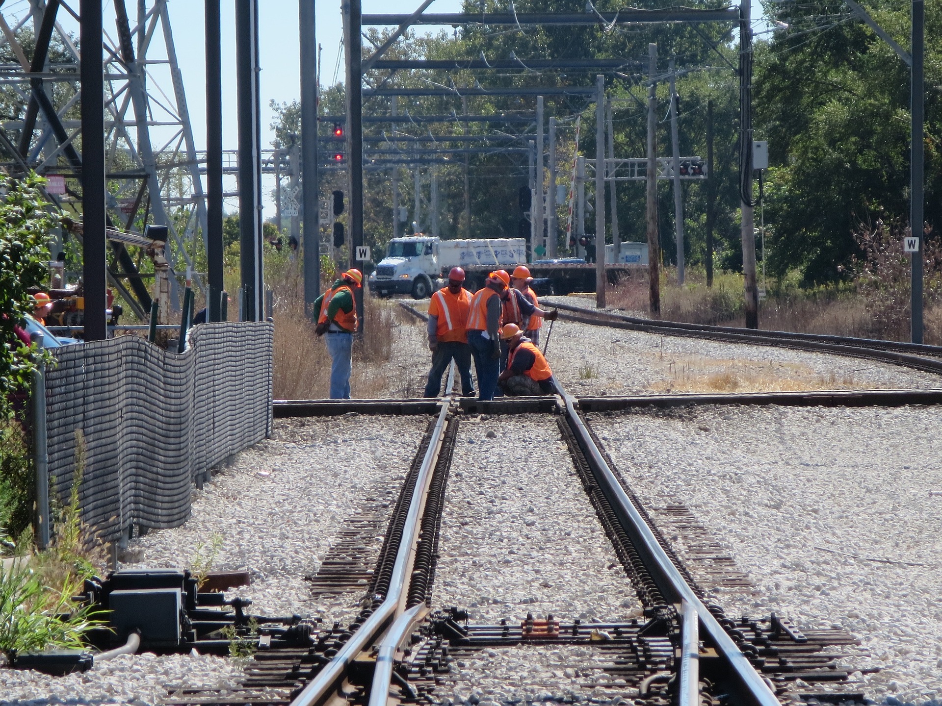 railroad-workers-g71a0818bb_1920